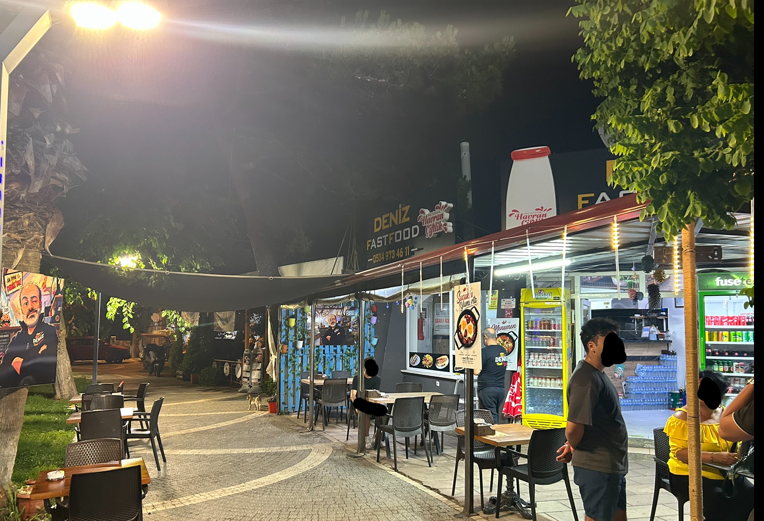 Deniz Fast Food gece görünümü ve oturma alanı