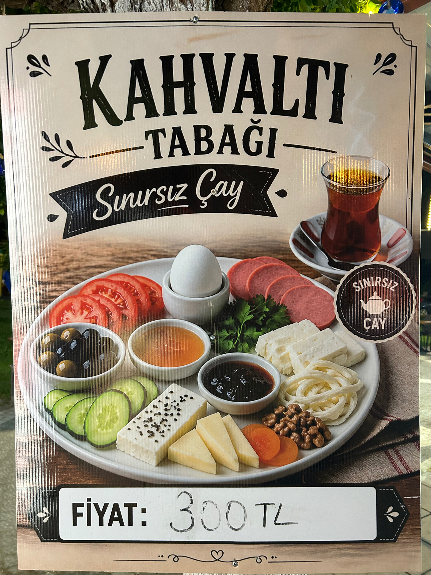 Sınırsız çayla servis edilen zengin kahvaltı tabağı.